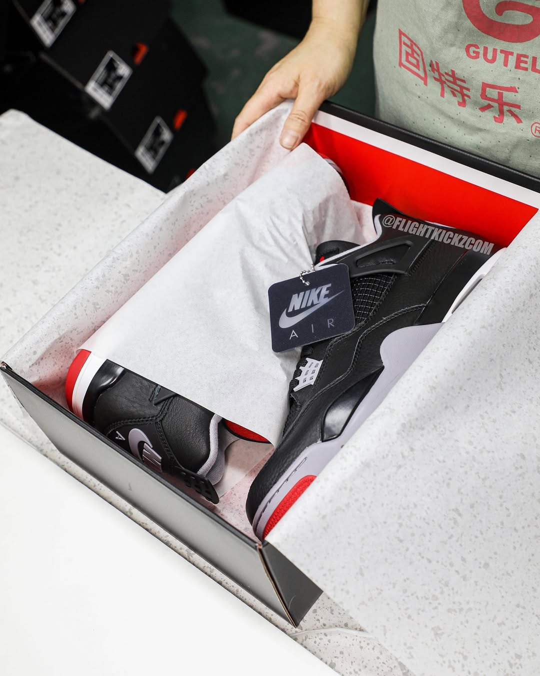 Por Dentro da Perfeição: A Fabricação Artesanal e Tecnológica do Air Jordan 4 Retro