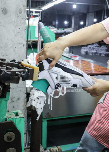 Processo de Fabricação – Air Jordan 4 Retro Military Black (UA)