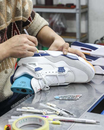 Processo de Fabricação – Nike SB x Air Jordan 4 “Navy Blue” 2025 (UA)